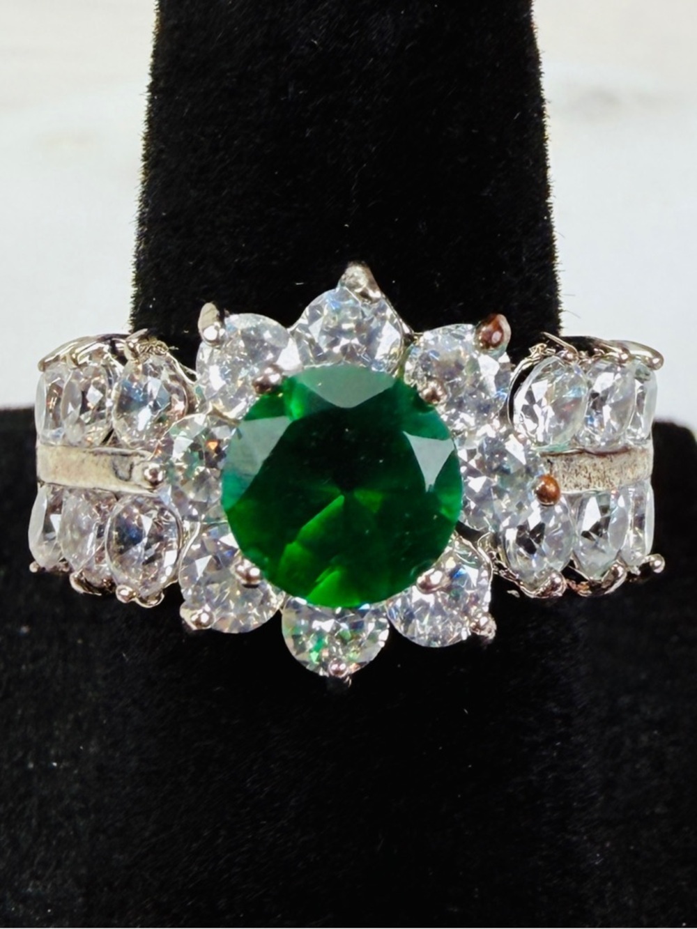 Pretty Silvertone bling green costume ring size 6